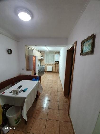 Apartament cu 3 camere decomandat în Tractorul
