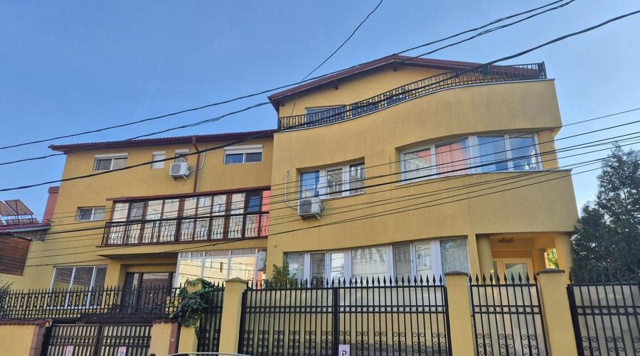 Casă individuală cu 8 camere cu Canalizare în Vatra Luminoasă