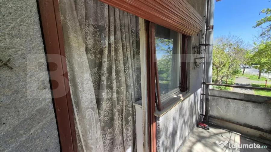 Apartament cu 4 camere semidecomandat în Micro 17