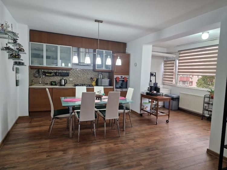 Apartament cu 3 camere decomandat în Cotroceni
