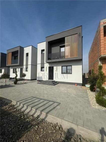 Duplex cu 4 camere cu Canalizare în Moșnița Nouă
