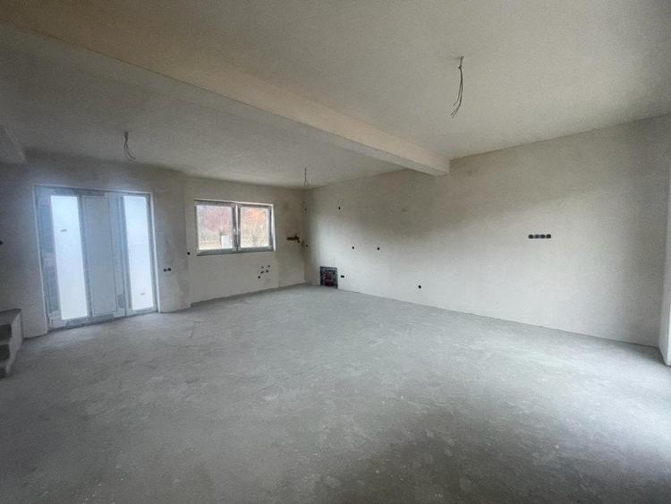 Casă individuală cu 4 camere cu Garaj în Luna de Sus