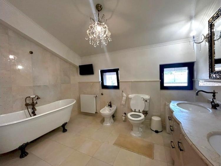 Casă cu 6 camere cu Garaj în Primăverii