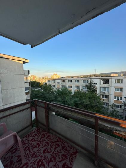 Apartament cu 3 camere decomandat, mobilat în Între Lacuri