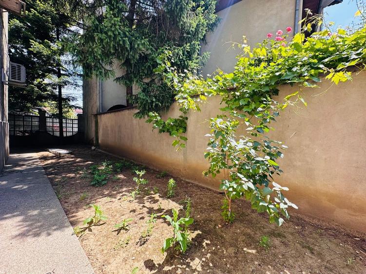 Casă individuală cu 9 camere cu Garaj în Vatra Luminoasă