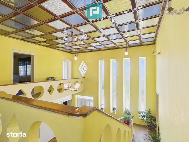 Casă cu 10 camere cu Teren 503 Mp în Central