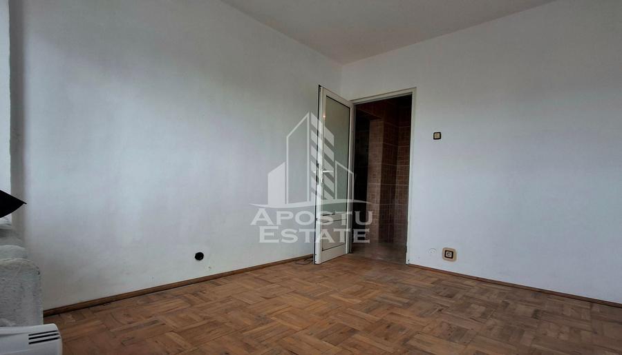 Apartament cu 4 camere semidecomandat în Micălaca