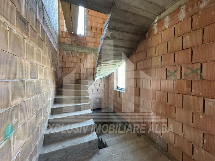 Casă individuală cu 4 camere cu Canalizare în Cetate