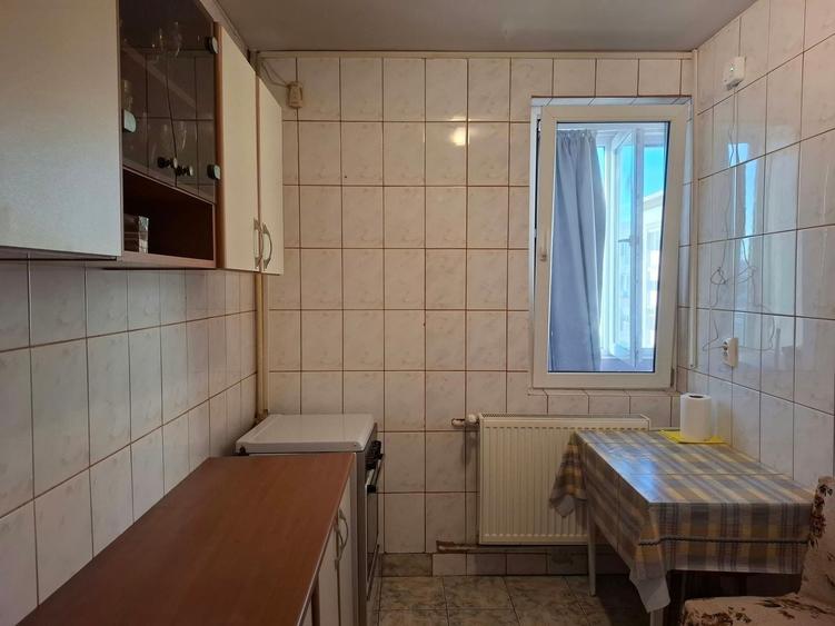 Apartament cu 3 camere semidecomandat în Grivița