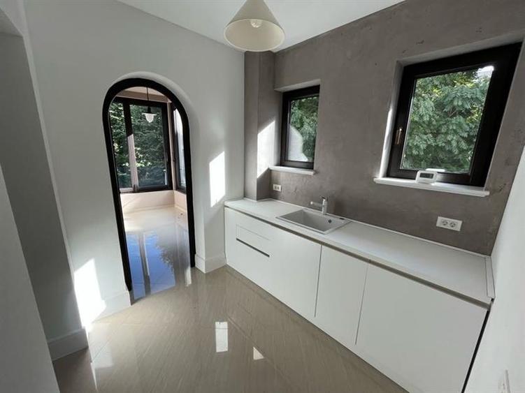 Casă individuală cu 10 camere cu Canalizare în Tineretului