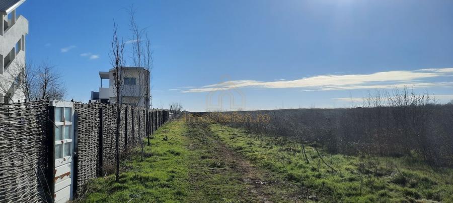 Teren agricol intravilan de 7495 mp, în Est