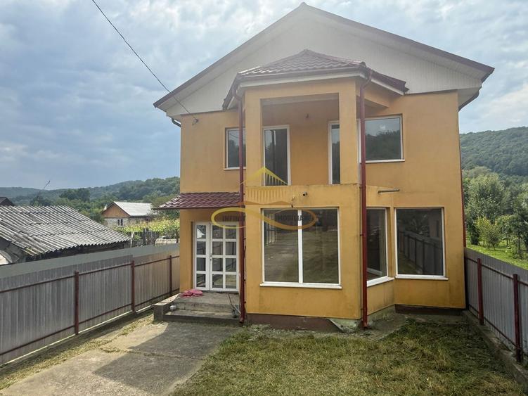 Casă individuală cu 5 camere cu Canalizare în Luncani