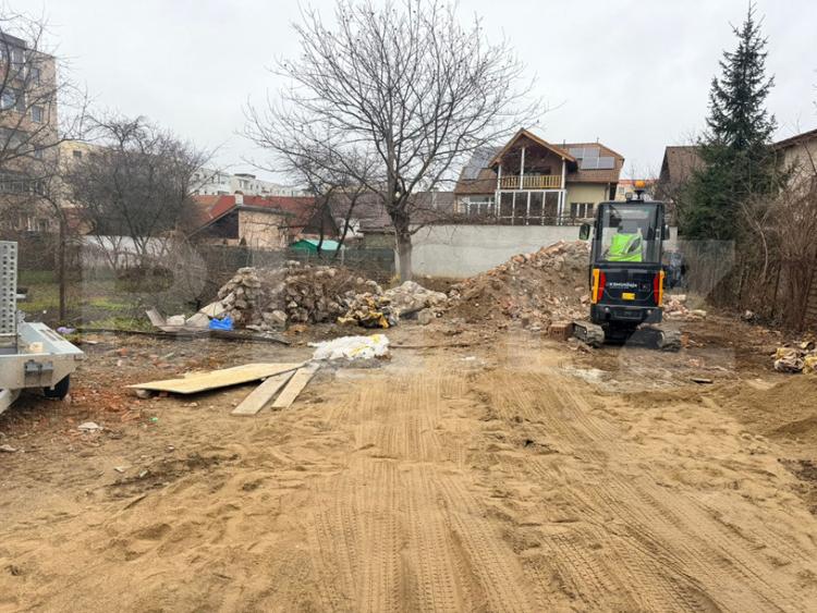Teren de 350 mp, în Tractorul