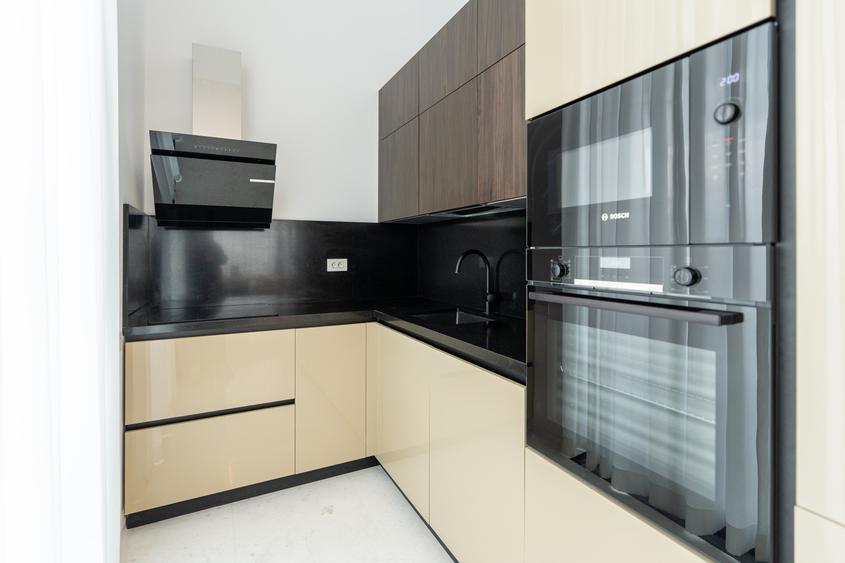 Penthouse cu 4 camere semidecomandat, mobilat în Central