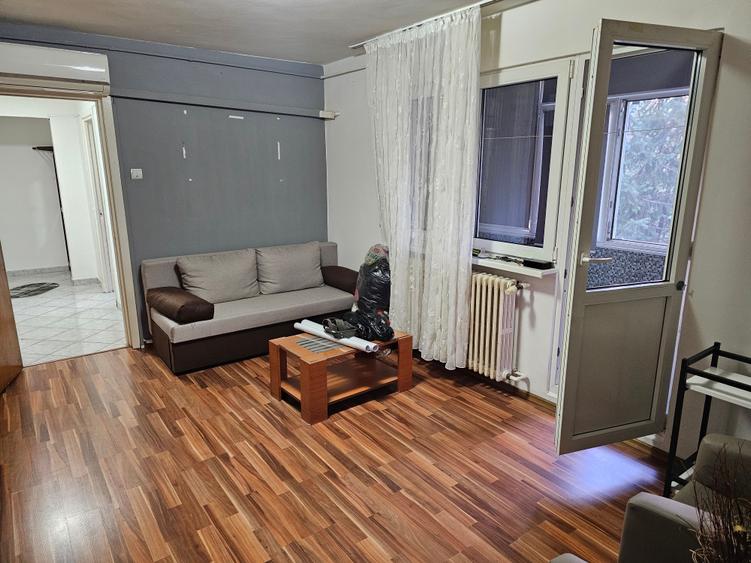 Apartament cu 3 camere semidecomandat în Militari