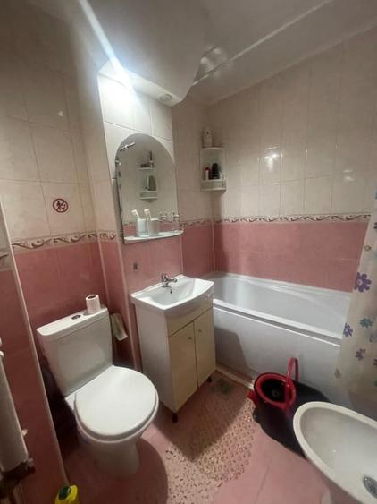 Apartament cu 3 camere decomandat, mobilat în Craiovița Nouă