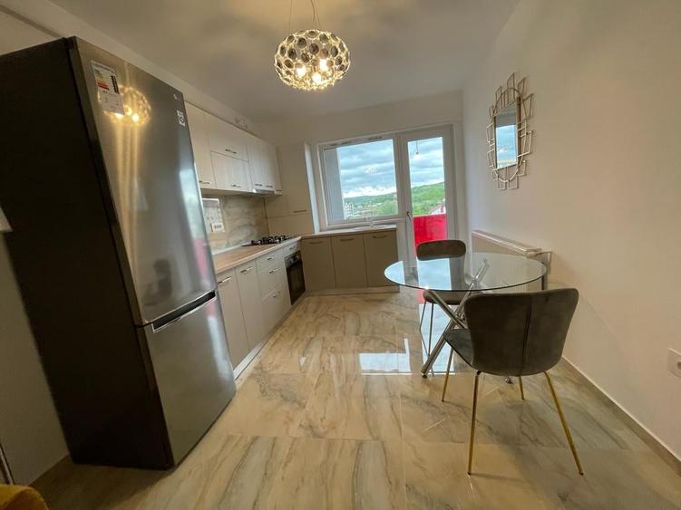 Apartament cu 3 camere nedecomandat în Bucium