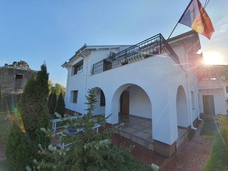 Casă cu 4 camere în Săbăreni
