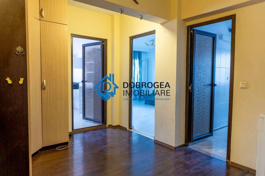 Apartament cu 3 camere decomandat, mobilat în Pelican