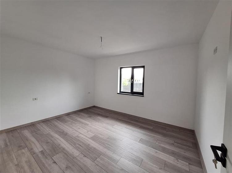 Casă individuală cu 4 camere cu Teren 400 Mp în 9 Mai