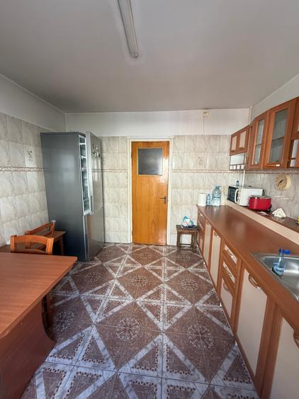 Apartament cu 3 camere semidecomandat, mobilat în Titulescu