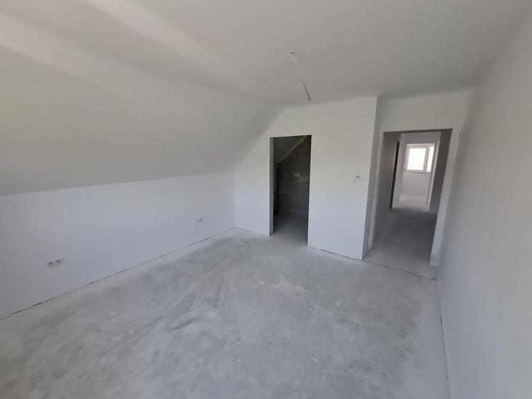 Casă individuală cu 5 camere cu Canalizare în Cristian