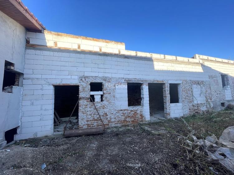 Casa de vanzare in centru, la gri.
