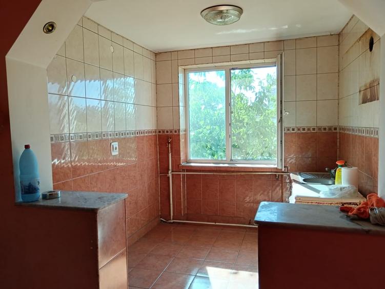Apartament cu 3 camere semidecomandat în Calea Severinului
