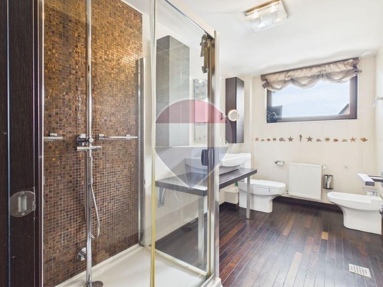 Apartament cu 6 camere decomandat în Sisești