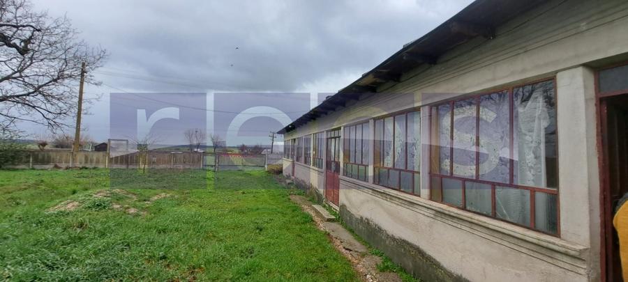 Casă individuală cu 4 camere cu Canalizare în Peretu