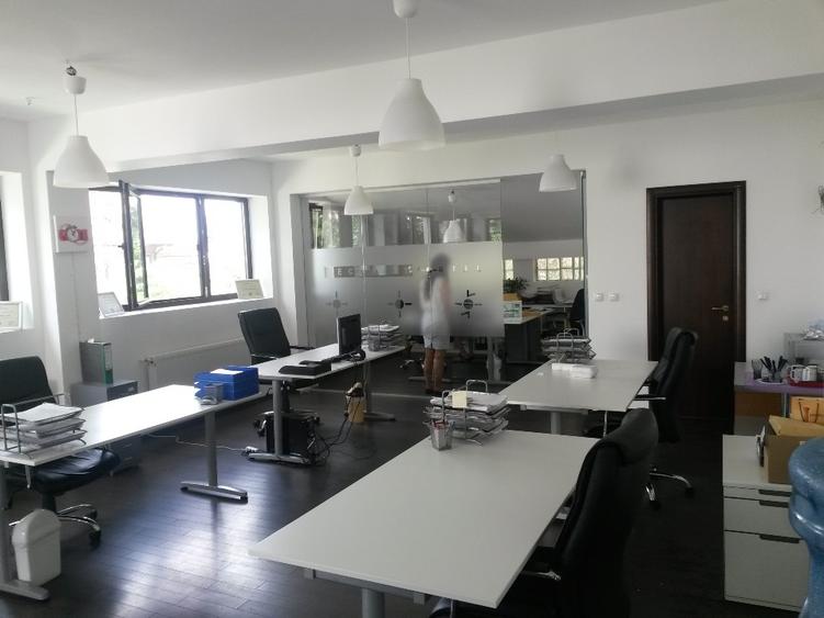 Casă individuală cu 5 camere cu Canalizare în Crângași