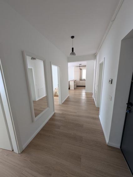 Apartament cu 4 camere semidecomandat în Sud