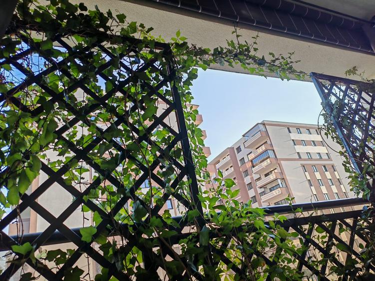 Apartament cu 3 camere semidecomandat în Tractorul