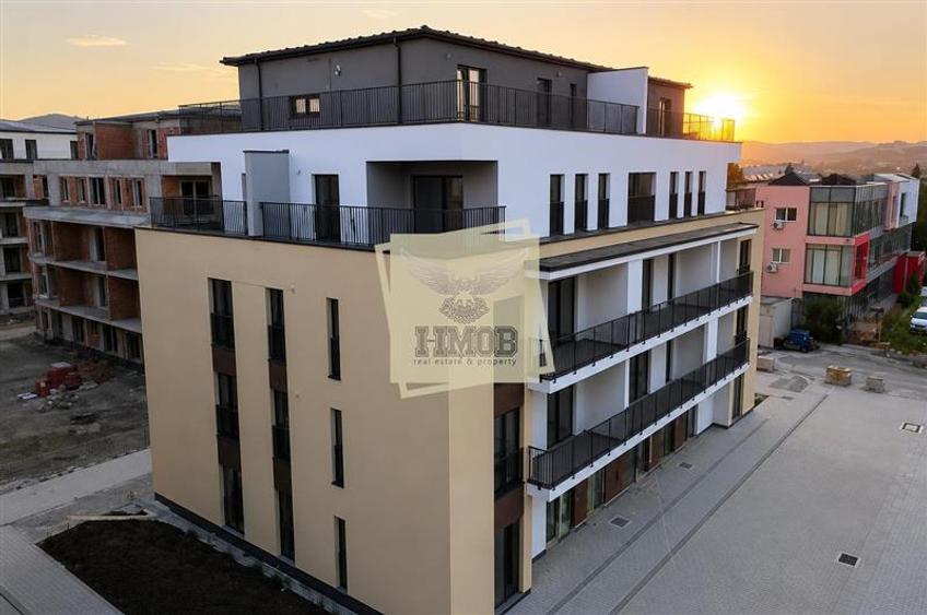 Penthouse cu 3 camere semidecomandat, mobilat în Industrial Est