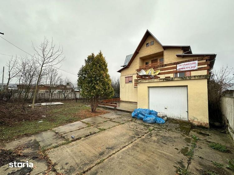 Casă cu 8 camere cu Teren 3100 Mp în Central