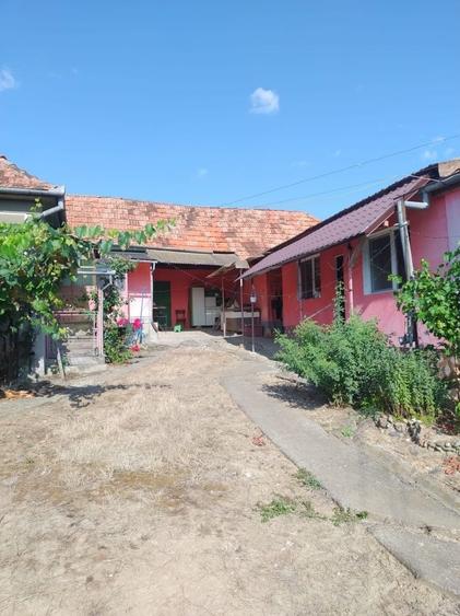 Casă cu 4 camere cu Teren 3300 Mp în Lugașu de Sus