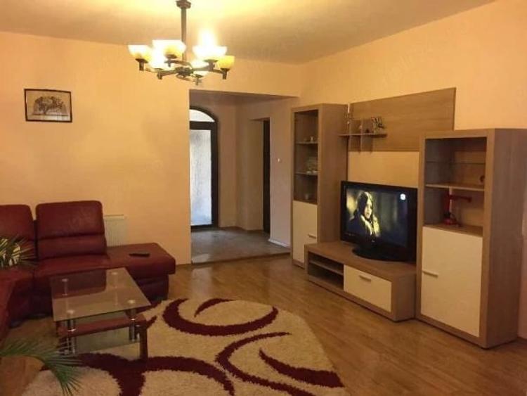 Apartament cu 3 camere decomandat în Podgoria