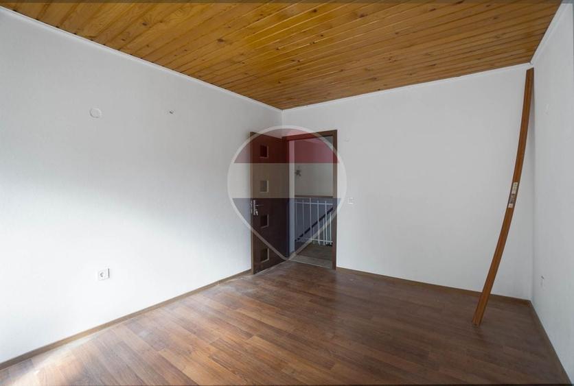 Duplex cu 8 camere cu Teren 304 Mp în Central