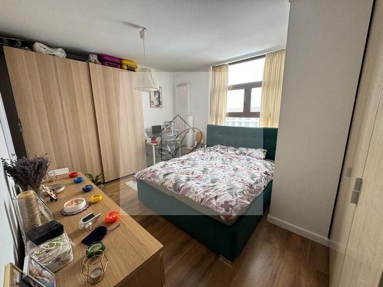 Apartament cu 3 camere semidecomandat, mobilat în Central