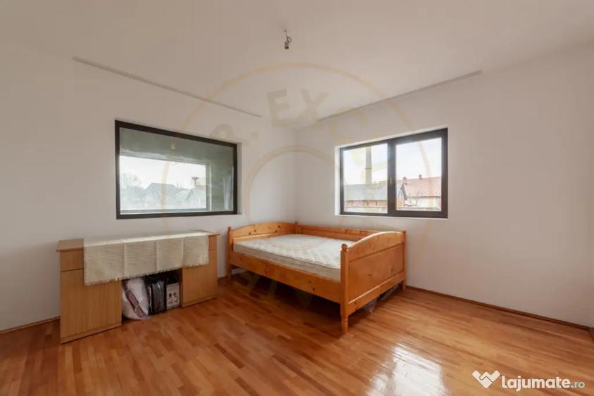 Casă cu 7 camere cu Teren 4563 Mp în Central