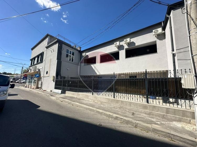 Casă individuală cu 10 camere cu Teren 392 Mp în Piața Centrală