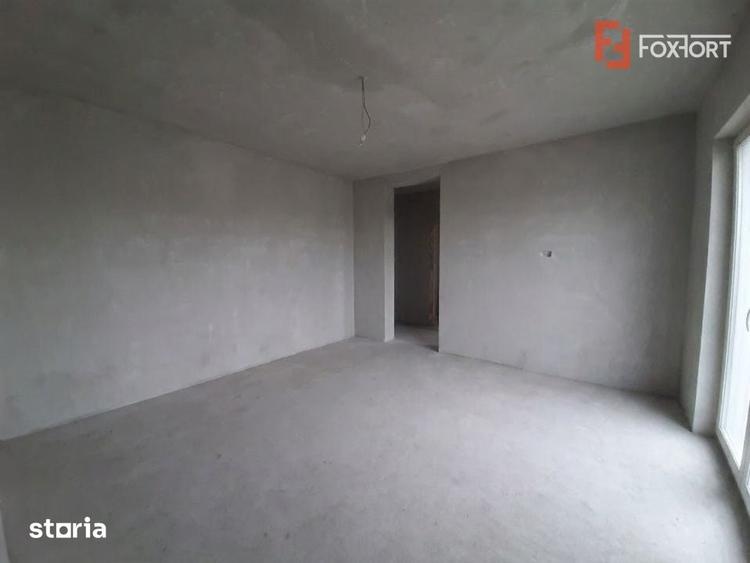 Apartament cu 3 camere în Plopi