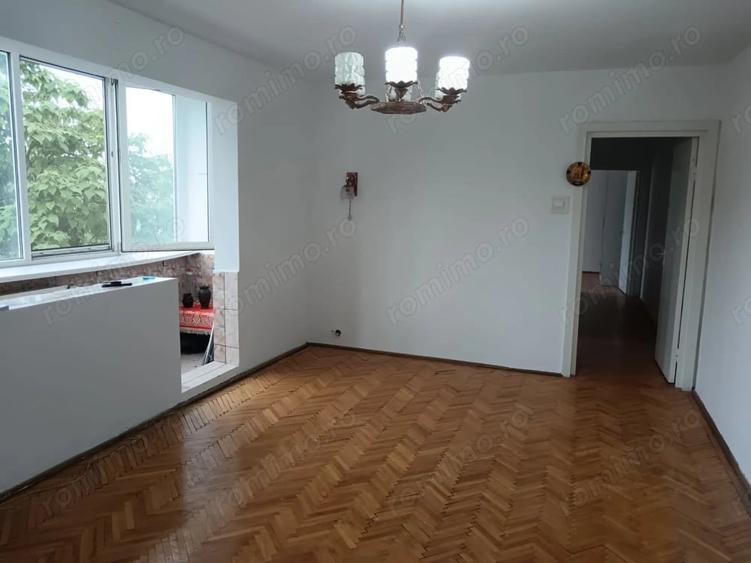 Apartament cu 4 camere semidecomandat în Dacia