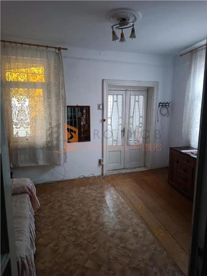 Casă individuală cu 6 camere cu Canalizare în 1 Decembrie