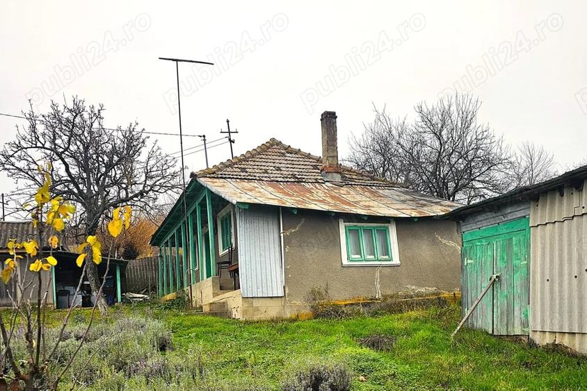 Casă cu 2 camere cu Teren 5000 Mp în Roșu