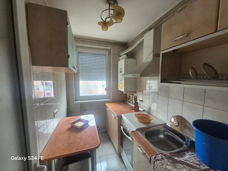 Apartament cu 3 camere semidecomandat în Dărmănești