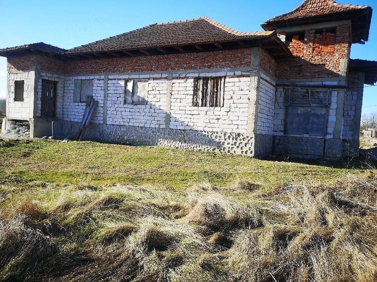 Casă cu 7 camere cu Teren 5000 Mp în Grădiștea