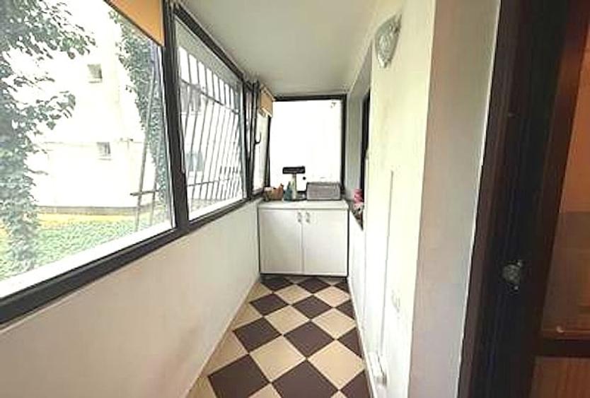 Apartament cu 3 camere decomandat, mobilat în Titan