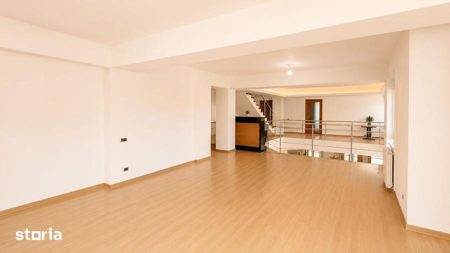 Casă cu 10 camere cu Teren 1300 Mp în Central