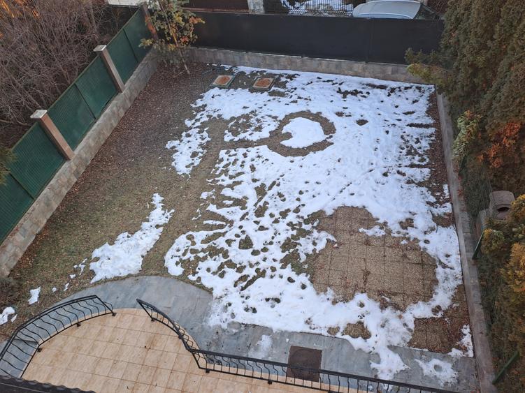 Casă individuală cu 8 camere cu Canalizare în Băneasa